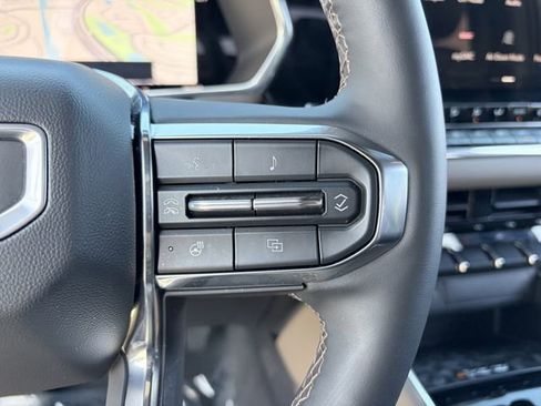 Used 2024 GMC Canyon Denali image 9