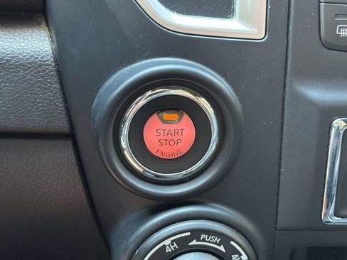 Used 2018 Nissan Titan SV w/ SV Convenience Package AWD/4WD image 25