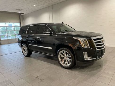 Used 2017 Cadillac Escalade Premium Luxury AWD/4WD image 6