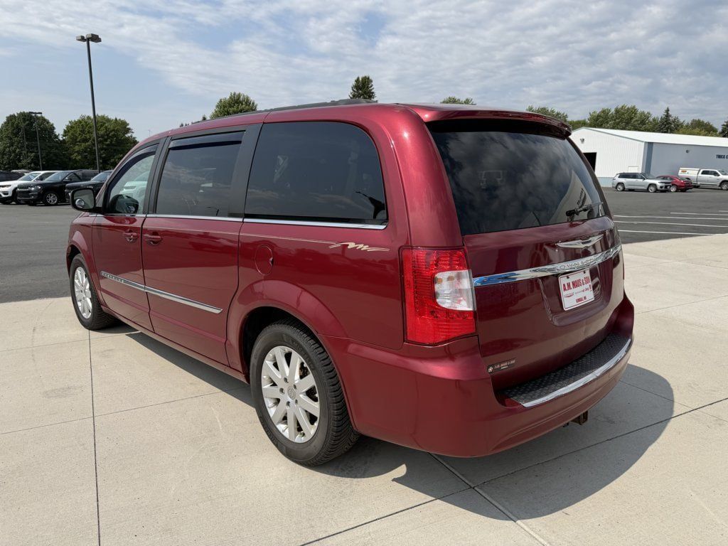 Used 2012 Chrysler Town & Country Touring w/ Entertainment Group #1 FWD image 5