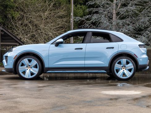 Certified 2025 Porsche Macan Electric image 2