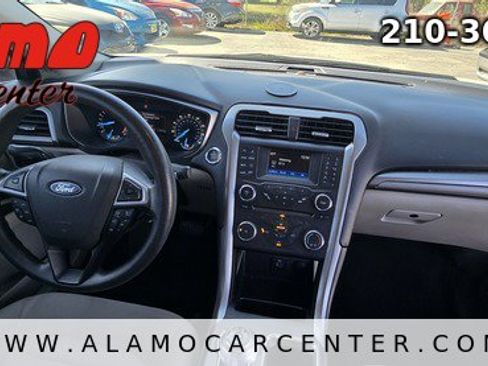 Used 2017 Ford Fusion SE image 18