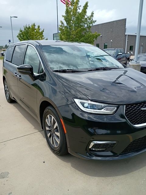 Used 2024 Chrysler Pacifica Limited FWD image 3