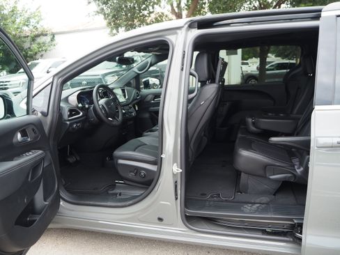 New 2025 Chrysler Pacifica Select w/ Uconnect Theater Family Group image 13