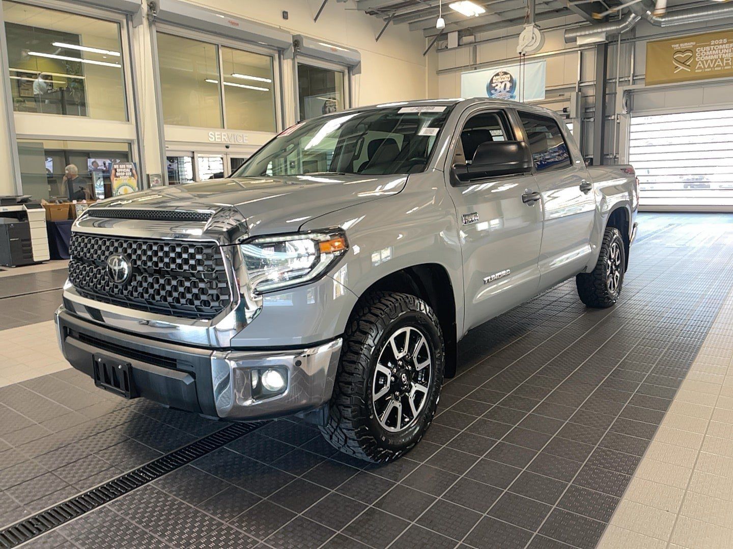 Used 2021 Toyota Tundra 4x4 CrewMax image 3