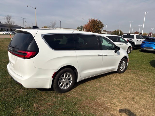 Used 2026 Chrysler Pacifica Select FWD image 4