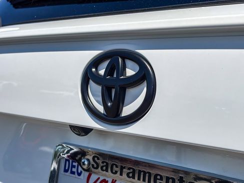 Used 2021 Toyota RAV4 XLE FWD image 9