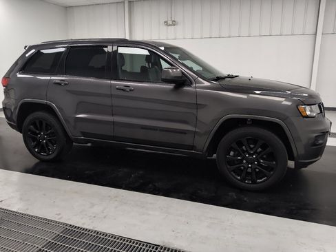Used 2019 Jeep Grand Cherokee Altitude AWD/4WD image 11