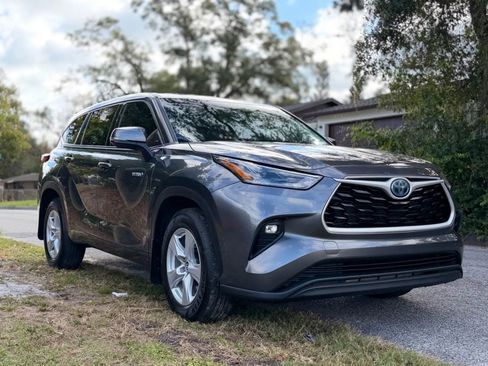 Used 2021 Toyota Highlander LE image 2