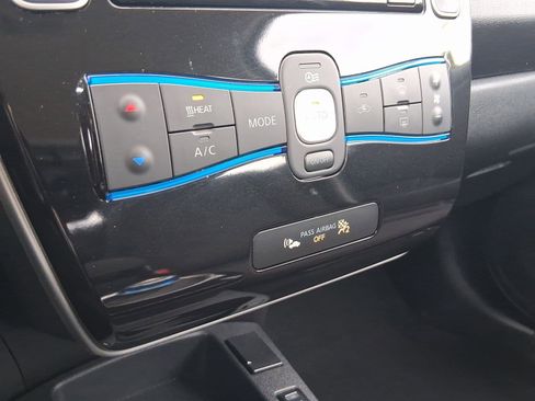 Used 2015 Nissan Leaf SV image 27