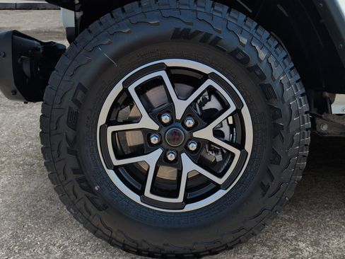 Used 2025 Jeep Gladiator Rubicon AWD/4WD image 14