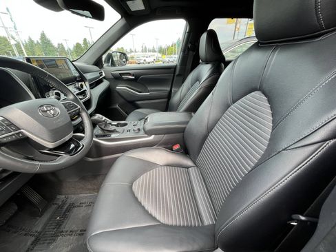 Used 2025 Toyota Highlander XSE AWD/4WD image 23