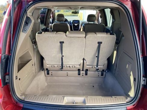 Used 2011 Chrysler Town & Country Touring-L image 29