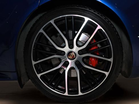 Used 2021 Porsche Panamera GTS w/ Premium Package image 29