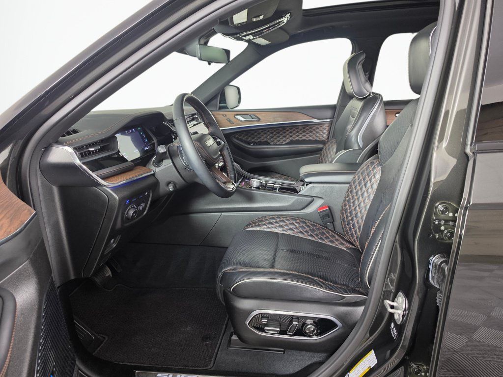 Used 2023 Jeep Grand Cherokee Summit w/ Advanced Protech Group IV AWD/4WD image 28