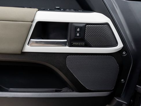 Used 2023 Land Rover Defender 110 SE image 58