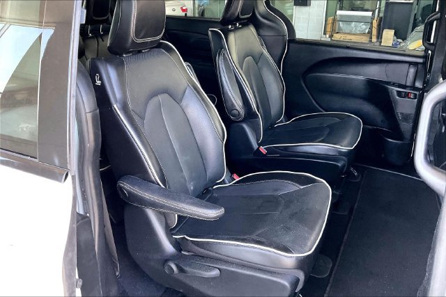 Used 2023 Chrysler Pacifica Limited w/ Uconnect Theater Family Group FWD image 26
