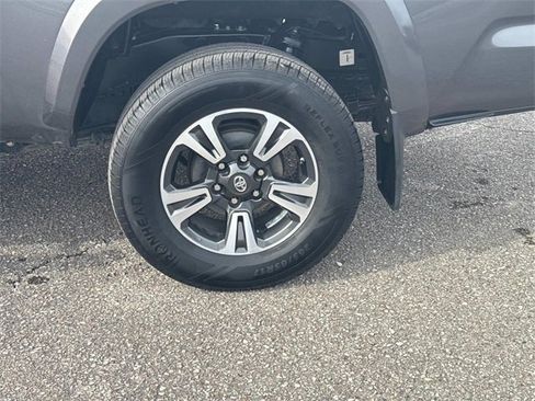 Used 2018 Toyota Tacoma TRD Sport image 12