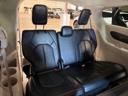 Used 2024 Chrysler Pacifica Limited FWD image 25