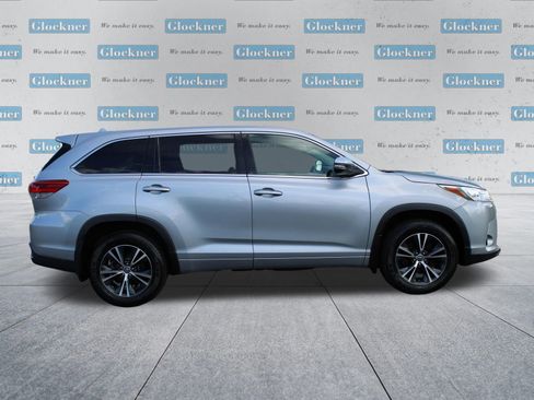 Used 2018 Toyota Highlander Plus w/ Carpet Mat Package (TMS) AWD/4WD image 4