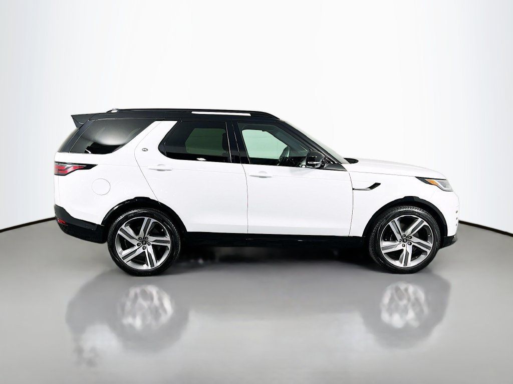 Certified 2025 Land Rover Discovery Metropolitan Edition AWD/4WD image 4
