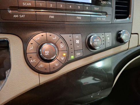 Used 2014 Toyota Sienna L image 20