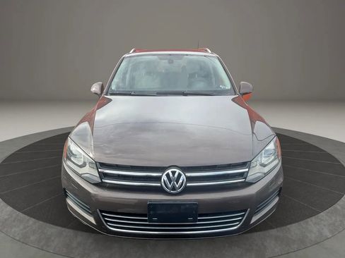 Used 2013 Volkswagen Touareg TDI image 2