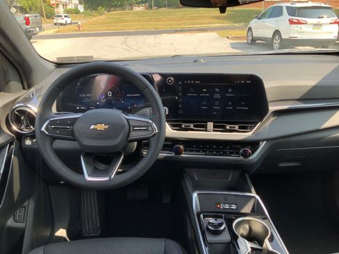 New 2026 Chevrolet Equinox LT w/ Convenience Package II AWD/4WD image 16