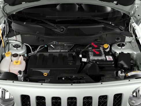 Used 2016 Jeep Patriot Latitude AWD/4WD image 18