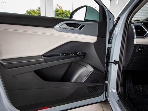 Certified 2025 Volkswagen Taos SE image 19