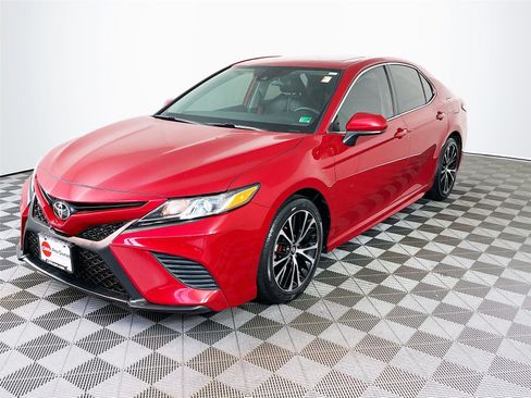Used 2020 Toyota Camry SE FWD image 3