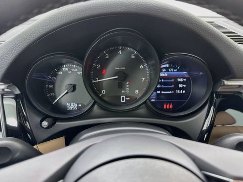 Certified 2025 Porsche Macan AWD/4WD image 16