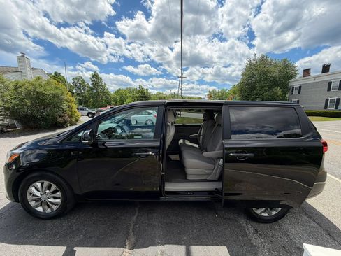 Used 2019 Kia Sedona LX FWD image 38