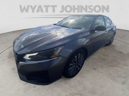 Used 2025 Nissan Altima 2.5 SV FWD image 2