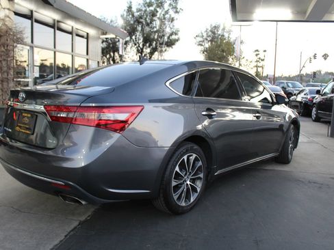 Used 2017 Toyota Avalon XLE Premium w/ Preferred Accessory Package FWD image 5