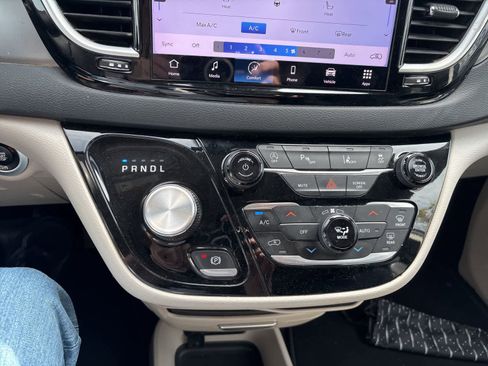 Used 2023 Chrysler Pacifica Touring-L image 3