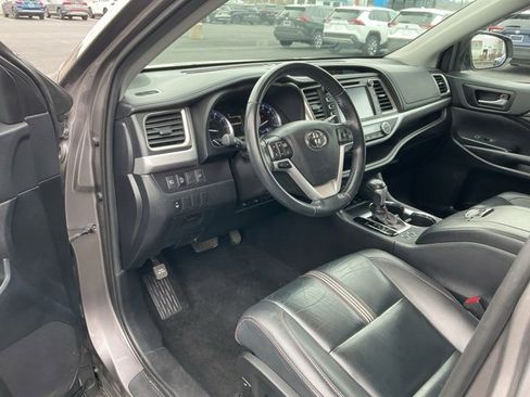 Used 2019 Toyota Highlander SE image 11
