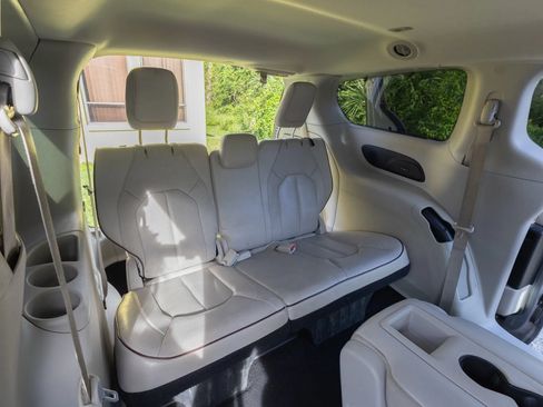 Used 2018 Chrysler Pacifica Limited w/ Advanced Safetytec Group FWD image 13