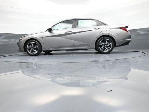 Certified 2023 Hyundai Elantra Limited w/ Preferred Accessory Package FWD image 32