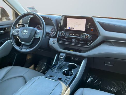 Used 2023 Toyota Highlander XLE FWD image 14