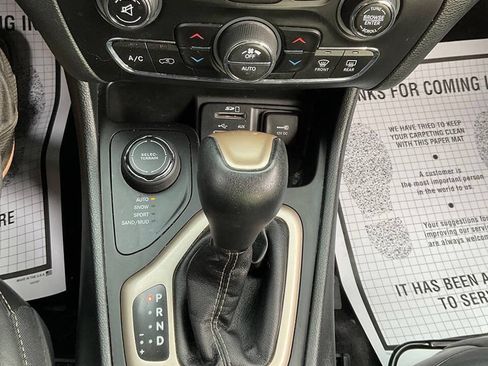 Used 2018 Jeep Cherokee Limited AWD/4WD image 8