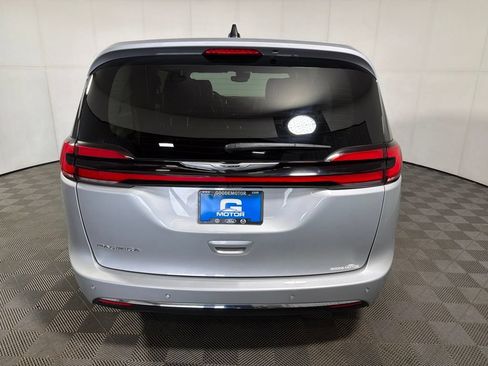 Used 2024 Chrysler Pacifica Touring-L FWD image 6