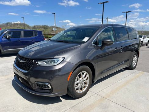 Used 2023 Chrysler Pacifica Touring-L image 1