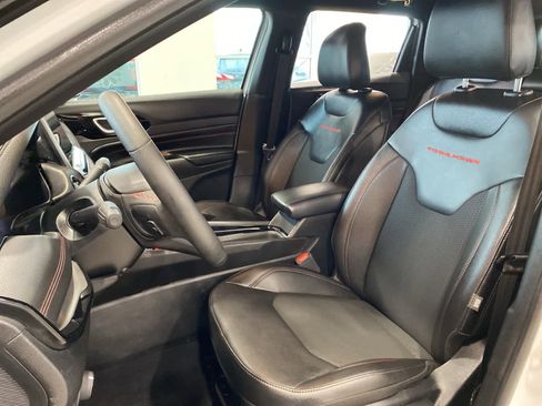 Used 2025 Jeep Compass Trailhawk image 11