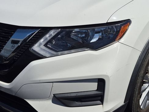 Used 2017 Nissan Rogue SV FWD image 2