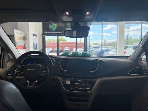 Used 2024 Chrysler Pacifica Touring-L FWD image 17