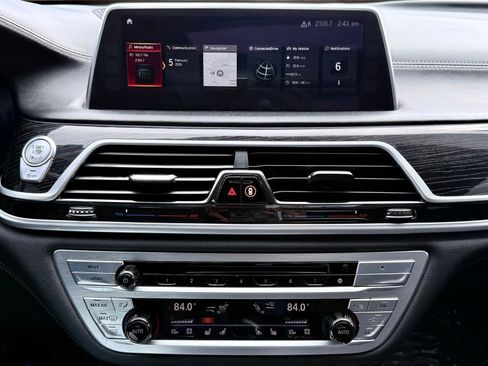 Used 2018 BMW 750i xDrive image 28