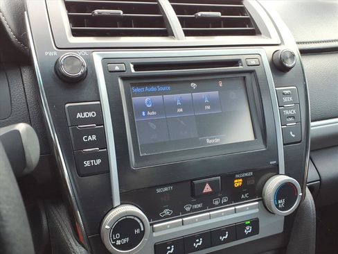 Used 2014 Toyota Camry L image 16