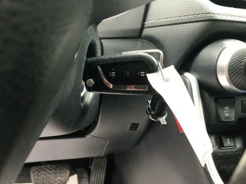 Used 2020 Toyota RAV4 LE AWD/4WD image 29