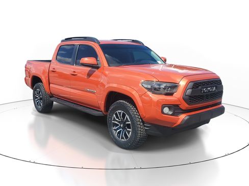 Used 2017 Toyota Tacoma SR5 w/ Tow Package RWD image 2